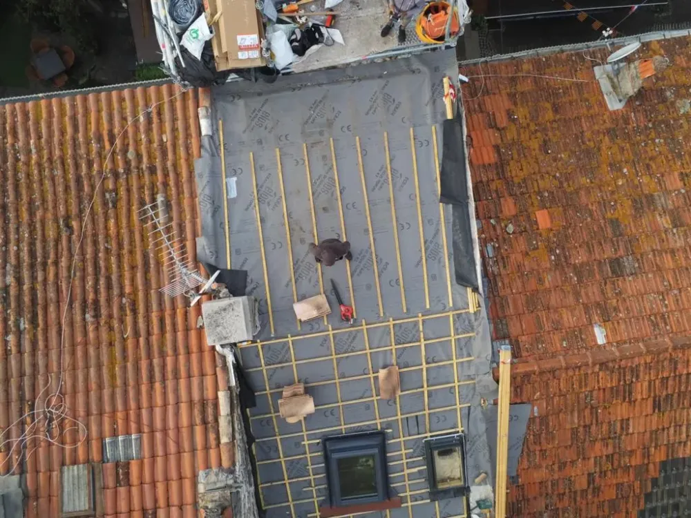 remise en état d'une toiture sur batiment de vieille ville